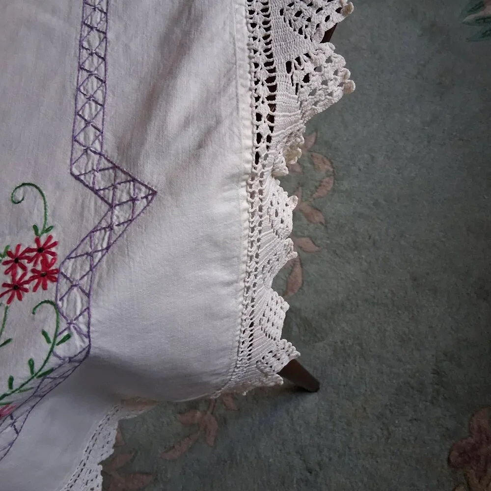 🌸 Vintage Floral Embroidered Tablecloth • Crochet Lace Edge • 54x58 Multicolor
